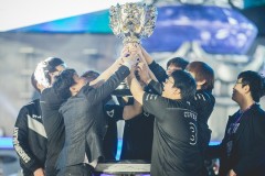 LPL选手欧洲美食挑战：泡面成异国他乡“救星